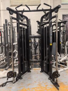 CROSS OVER EN V ESTACION DE POLEAS MULTIFUNCIONAL